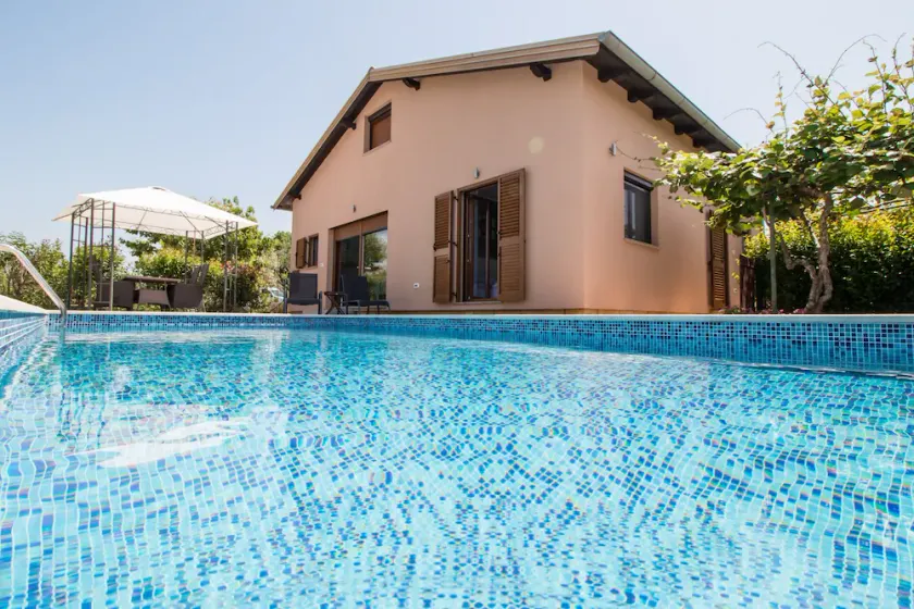 Villa with private pool - Image 1
