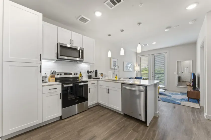 Prime Soco Charming 1BR King Suite w Pool Parking - Image 1