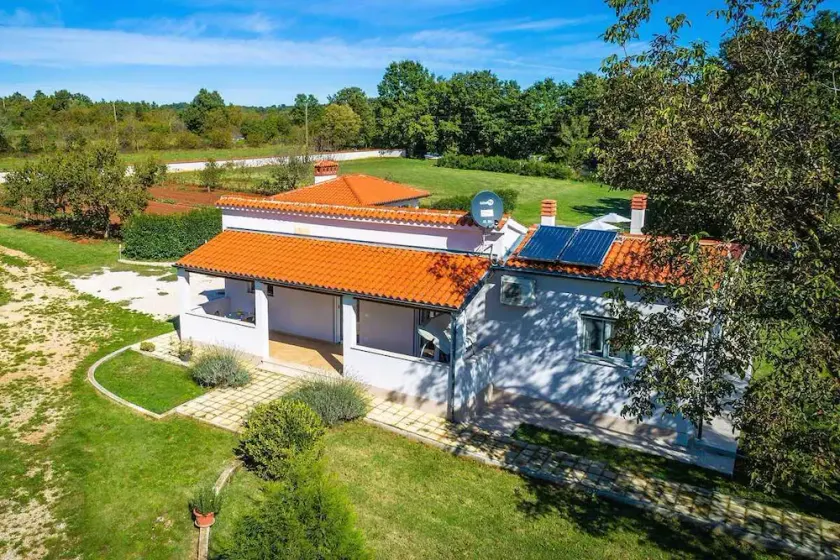Holiday home with pool and air conditioning - Image 1