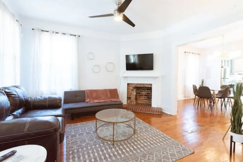 Private 3-unit Triplex w/ 9BDRS ★ Starland District ★ Great for Family Reunions - Image 1