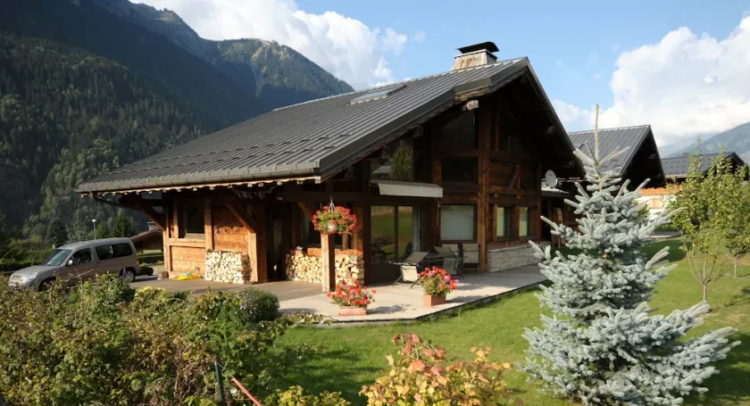 Chamonix Mont Blanc, new Savoyard chalet, large south-facing terrace, garden, 5 rooms. - Image 1