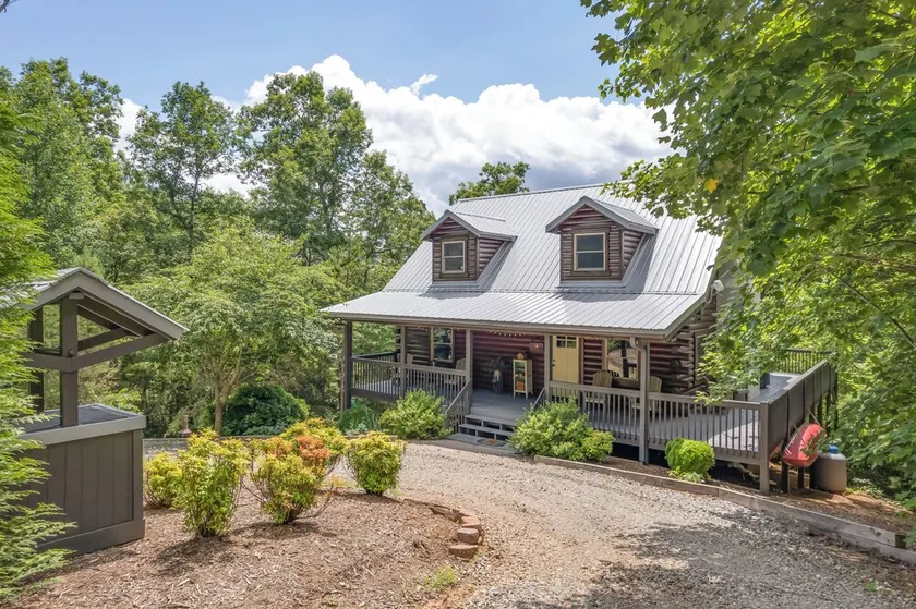 Beautiful log cabin, huge mtn views, private lake, waterfall - Image 1
