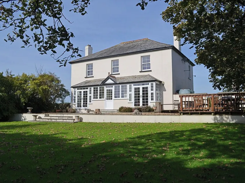 5 bedroom accommodation in Stratton, Bude - Image 1