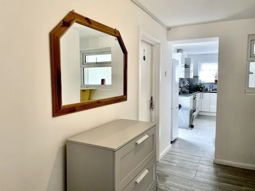 Modern, Comfortable Home minutes from Heathrow - Image 1