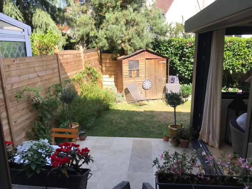 House with garden and terrace - Image 1