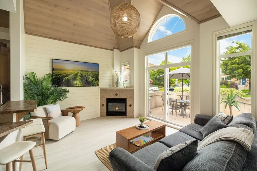 Downtown Townhouse - Private Entrance (dog friendly) - Image 1