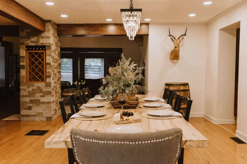 RIVER Retreat for 12 w/POOL, HOT TUB, FIRE PIT & OPTIONAL GUESTHOUSE for 4 - Image 1