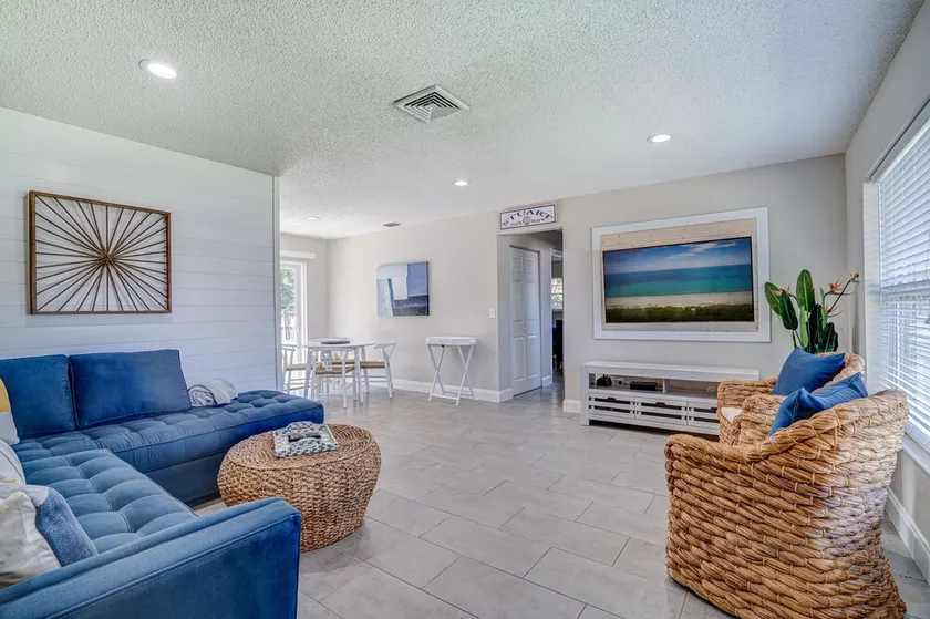 Charming Cottage w/Gazebo & Heated Pool - Close to Beaches - Image 1