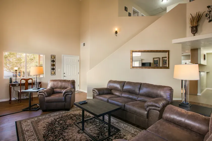 Gemütliche 4 BR mit Whirlpool in der Nähe von Casino, Golf, I-25, Restaurants und Unterhaltung - Image 1