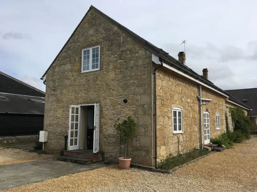Beautiful converted 17th century stone stable in the heart of the Isle of Wight - Image 1