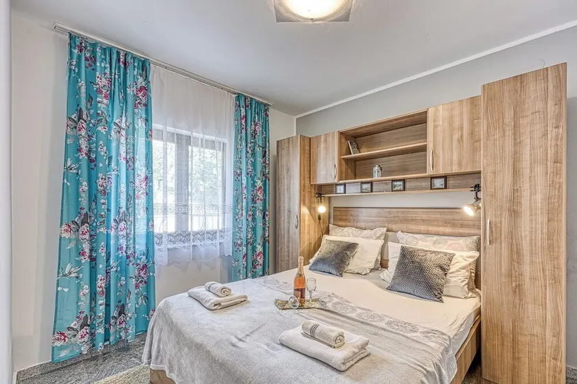 Silver Cherry Apartments - Image 1