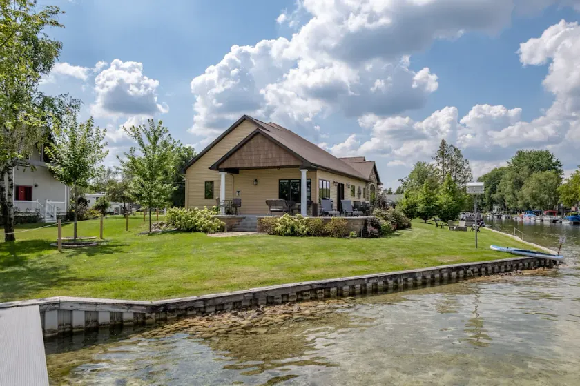 Gorgeous lakefront home in Central Michigan - Image 1
