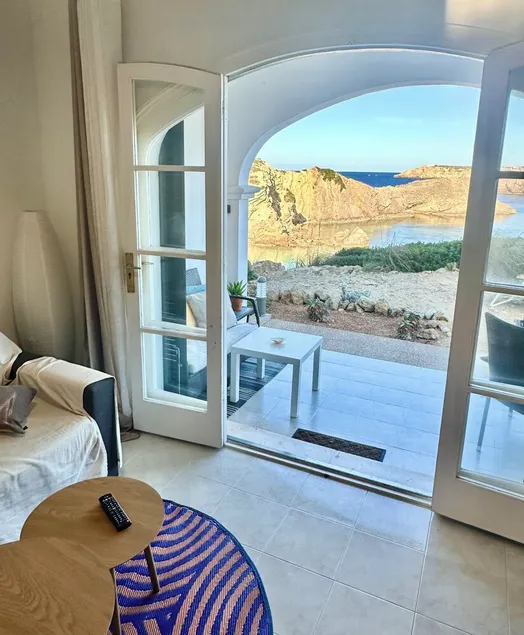 Beachfront Apartment with Stunning Sea Views - Image 1