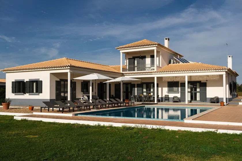 Villa Cajados Grande Setúbal Charming Sleeps 12 Private Pool Spacious Garden - Image 1