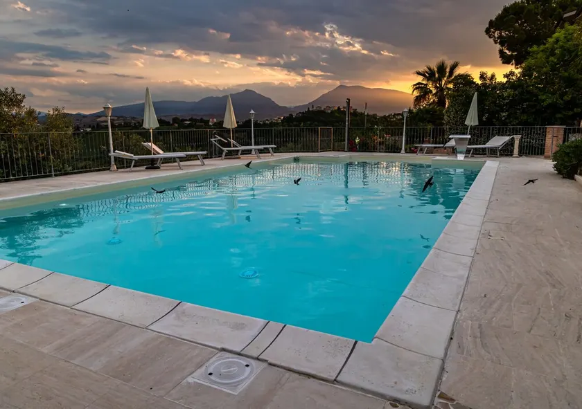 CHARMING STUDIO/FLAT WITH POOL - Image 1