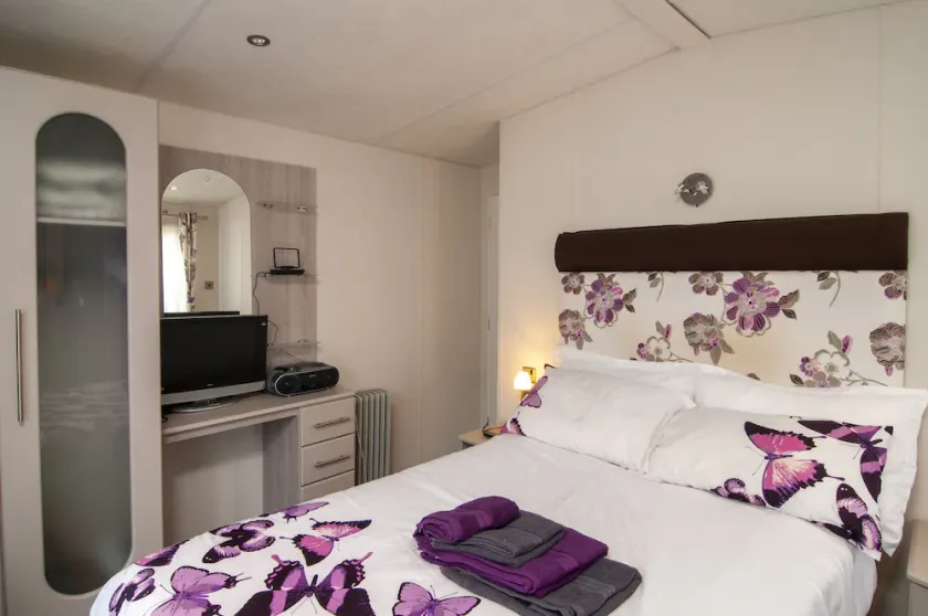 Lodge - Sleeps 6 with Pool Access - Image 1