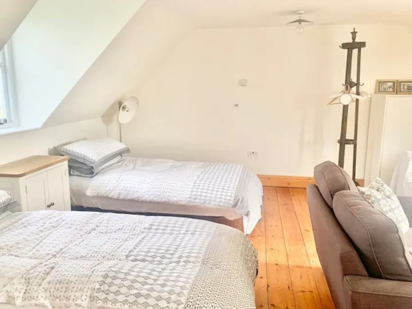Central Ely 3 bed 2 bathroom smart apartment - Image 1