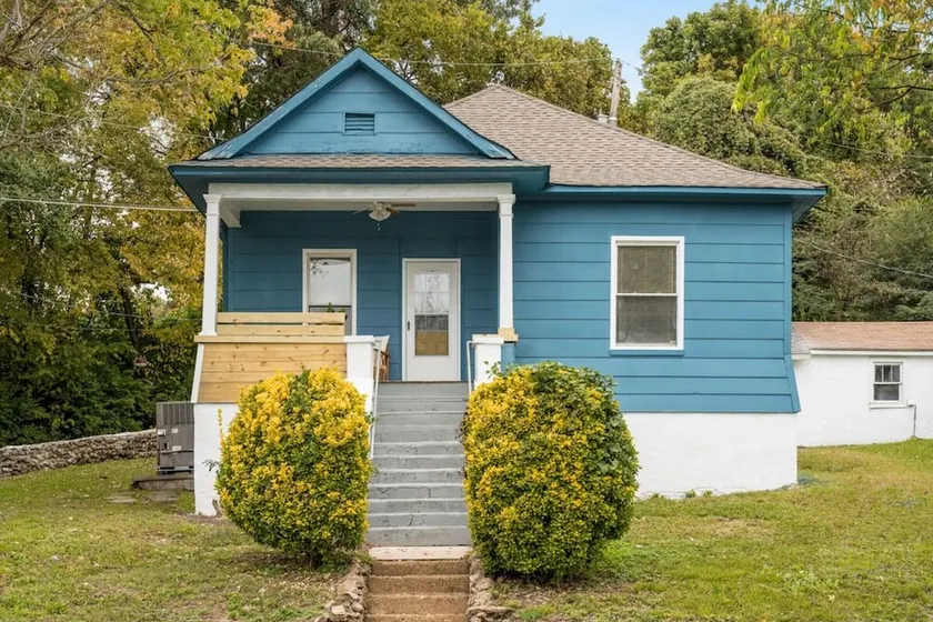 Chatt Blue Bungalow - Pet Friendly, Mins to Downtown! - Image 1