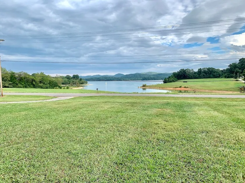 Lakehouse with gorgeous lake views - Image 1