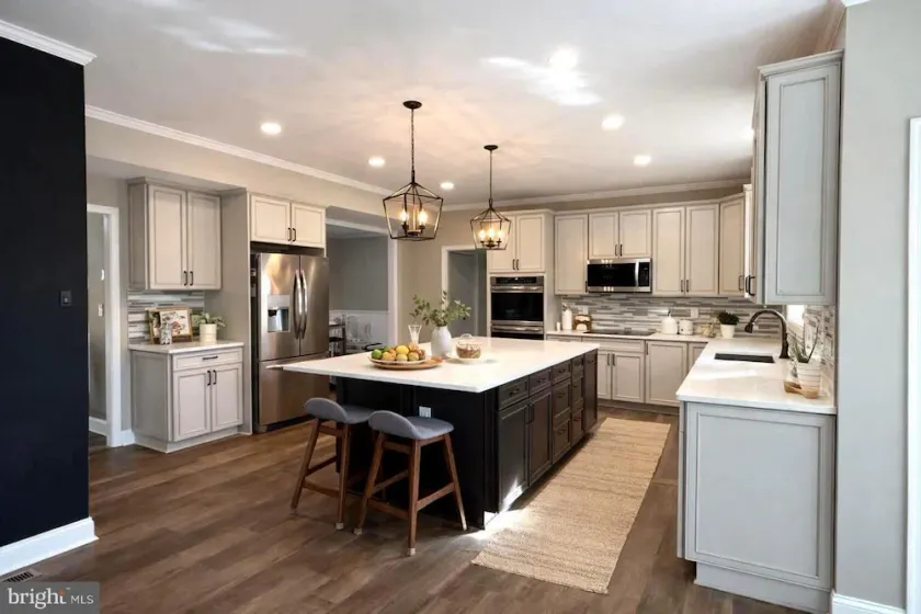 Spacious 6Bed Woodland Retreat with Movie Room & Deck - Image 1