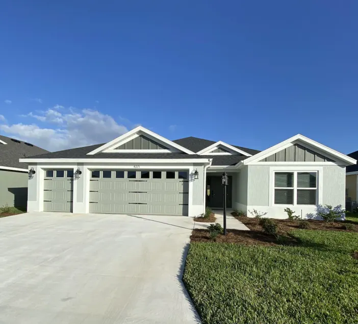 The Villages 3 bed/3 Kings, Private, Coastal decor, 1 min to Rec cntr & Pickleba - Image 1