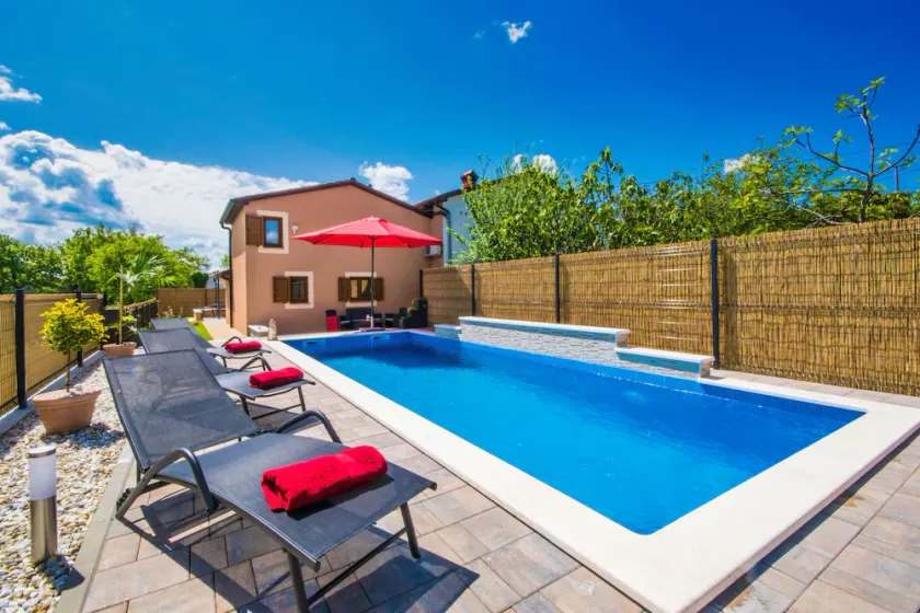 Cozy family-friendly fenced villa, pool and outdoor jacuzzi - Image 1