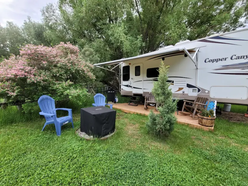 Unik Yellowstone Camping Glamping Getaway.   RV på Solo Sight m / Fuld tilslutning - Image 1