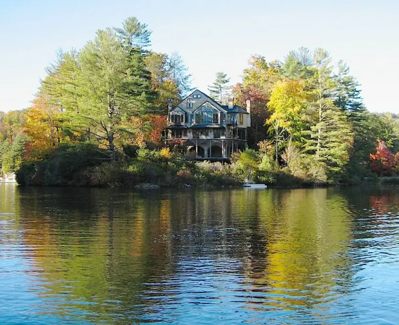 La Chatelaine, VACKRA LAKEFRONT FRANSKA CHATEAU I HÖGLAND, NC - Image 1