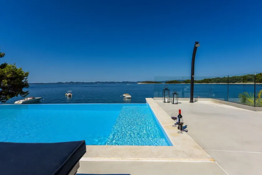 Luxury Villa Aqua Vision with Pool - Image 1