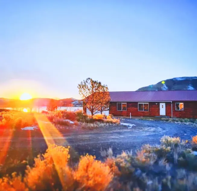 3 bed 2 bath fully stocked Home on the lake  - Image 1