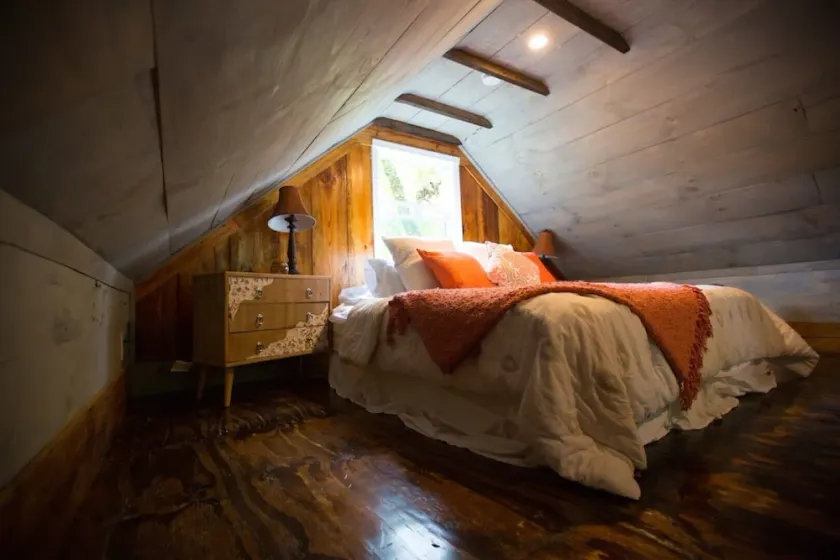 Tranquil Treehouse Cottage, King Bed, River View - Image 1