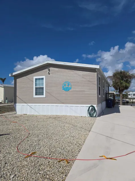 BEAUTIFUL GULF ACCESS DEEP CANAL HOME . - Image 1