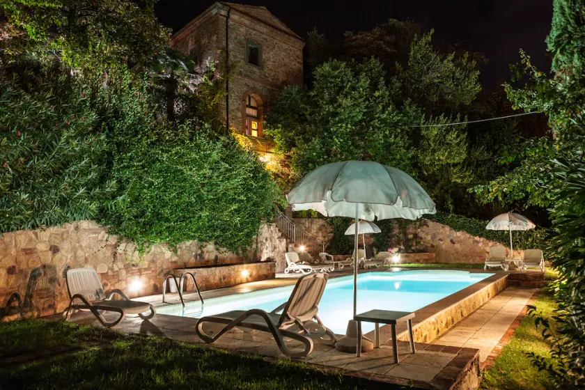 Smukt studie beliggende i en park med privat have, swimmingpool, parkering - Image 1