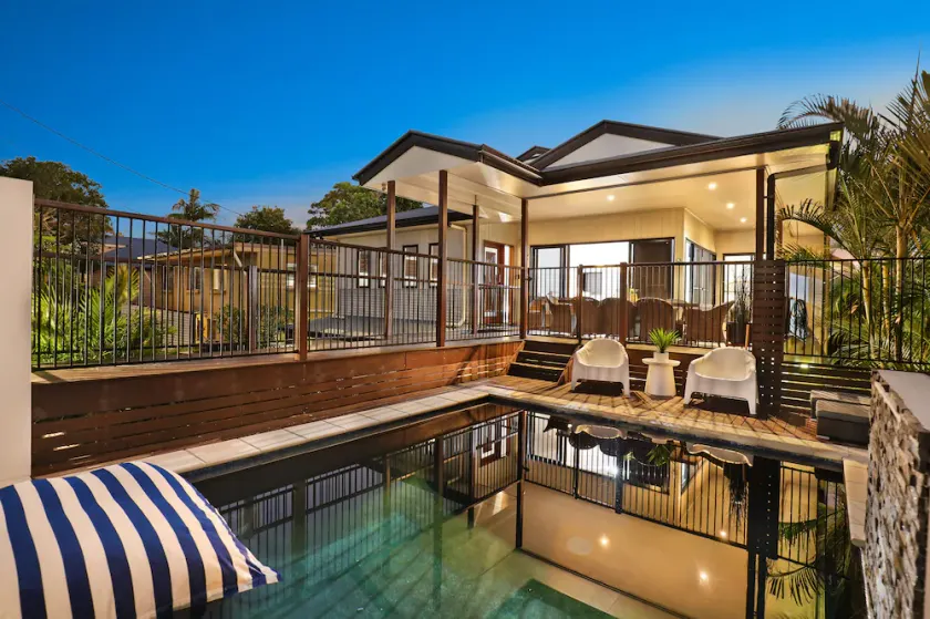 Luxury Home in Alexandra Headland Walk to the Beach Heated Pool 16 guests Pets ✅ - Image 1