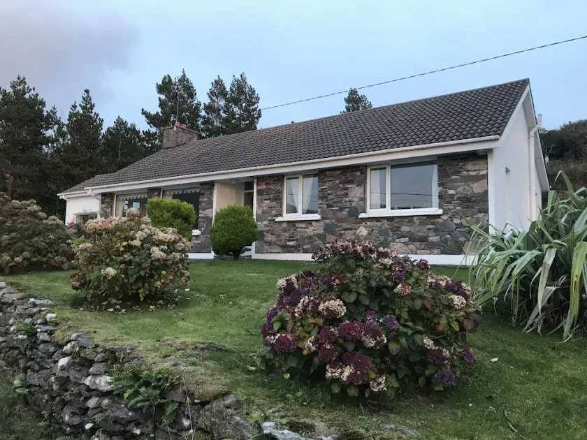 Cottage near the beach with sea views - Image 1