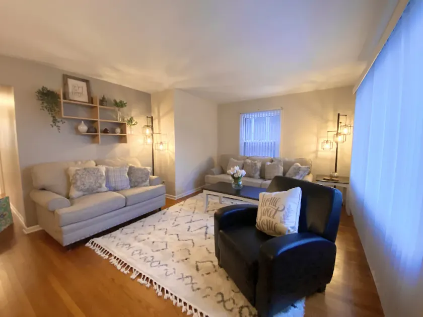 Spacious & Cozy Unit in the Heart of Milwaukee - Image 1