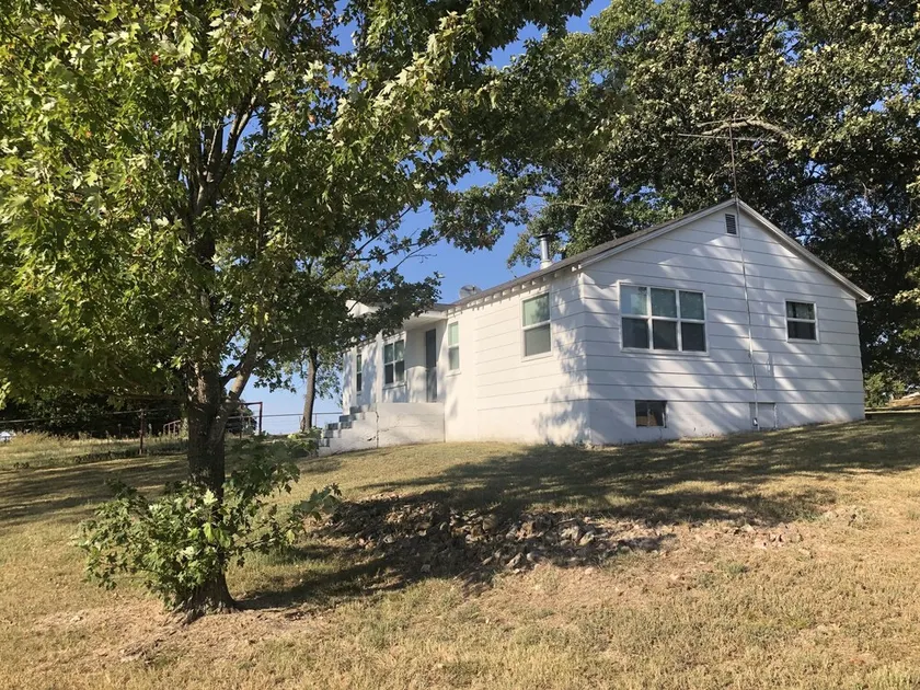 Clean, comfy and cute farmhouse between Joplin and Neosho, easy access to I-49. - Image 1