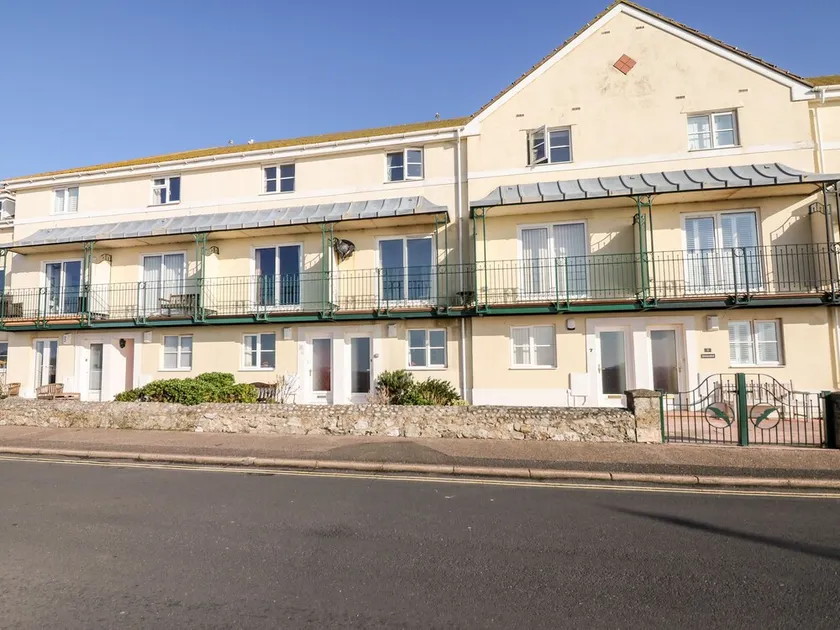 6 LYME MEWS, family friendly, with a garden in Seaton, Devon - Image 1