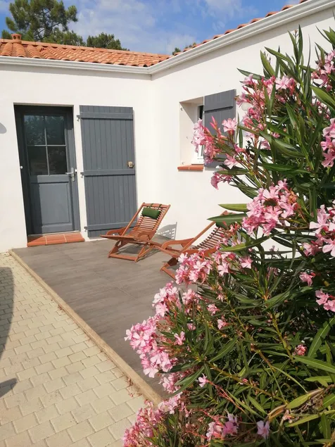 Maison récente à proximité des plages et en bordure de la forêt domaniale - Image 1