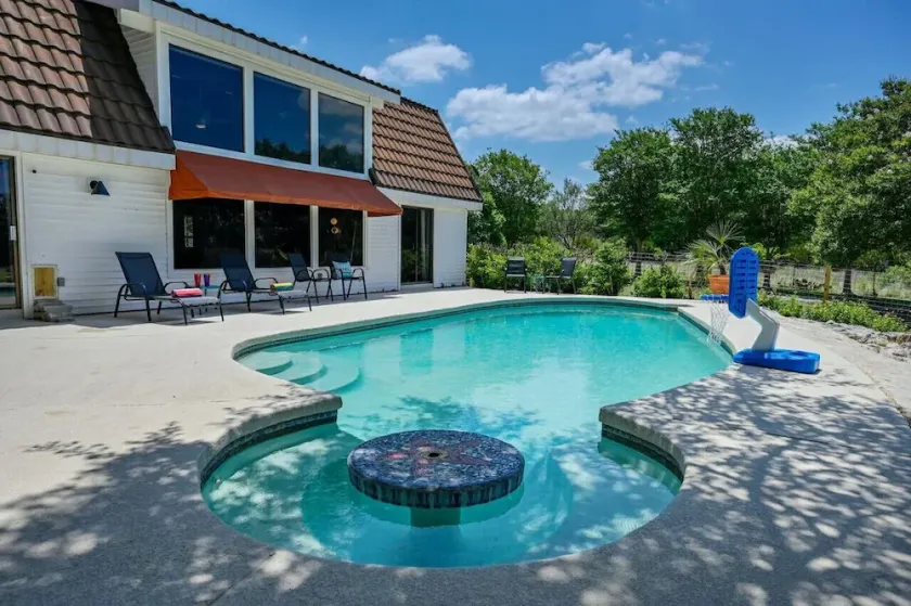 Road Runner Lodge: Pool, Volleyball, Disc Golf, Pet Friendly - Image 1