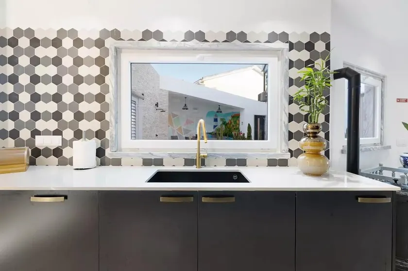 Impeccable 4-Bed House in São Domingos de Rana - Image 1