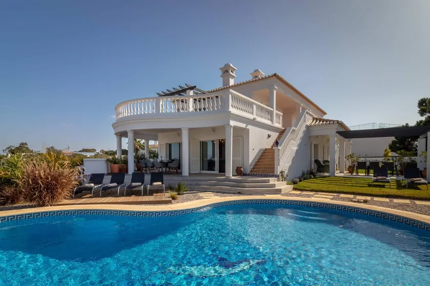 Villa Ocean Blue, utsikt över havet, promenad till stranden, 5 sovrum, luftkonditionering, grill och pool - Image 1