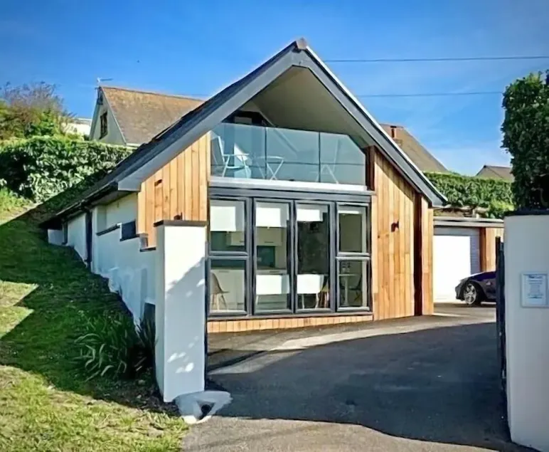 Stylish Beach Cottage Sleeps 4,  just 85 mtrs from sandy 'Blue Flag' beach. - Image 1