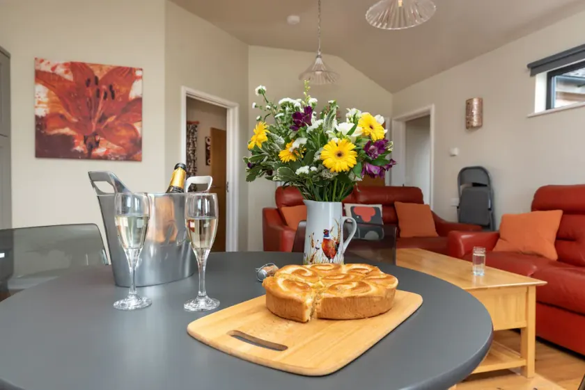 Bluebell Lodge - Sleeps 4/5 with Private Hot Tub - Image 1