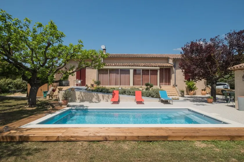 Villa with pool at the foot of the Luberon - Image 1