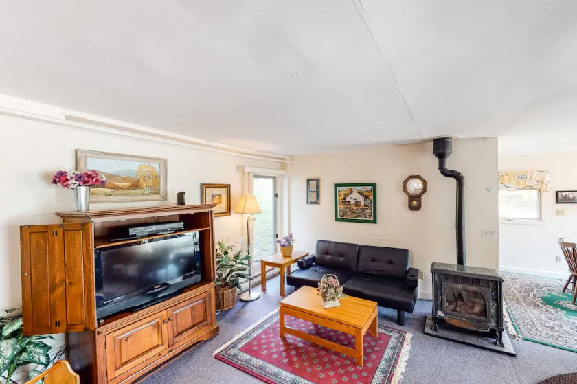 Walkable in-town condo w/ deck & shared pool, hot tub & tennis - near skiing - Image 1