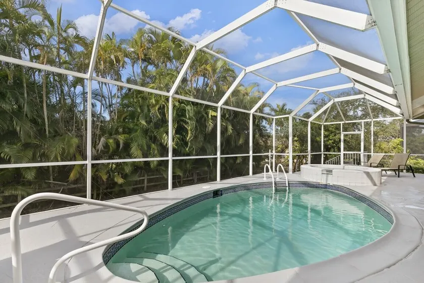 Paradise - 5 min walk to beach!  3 bedroom, 2 bath, sleeps 8! - Image 1