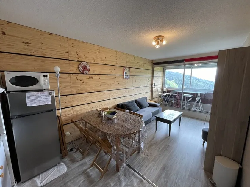 Cozy T2 Cabin with Balcony, Ski Access, and Pet-Friendly - Image 1