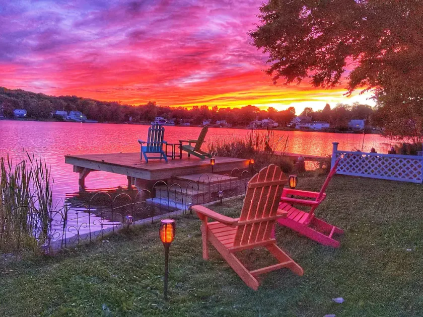 Enjoy Lakefront Sunsets in Cozy 2BR Cottage Escape - Image 1