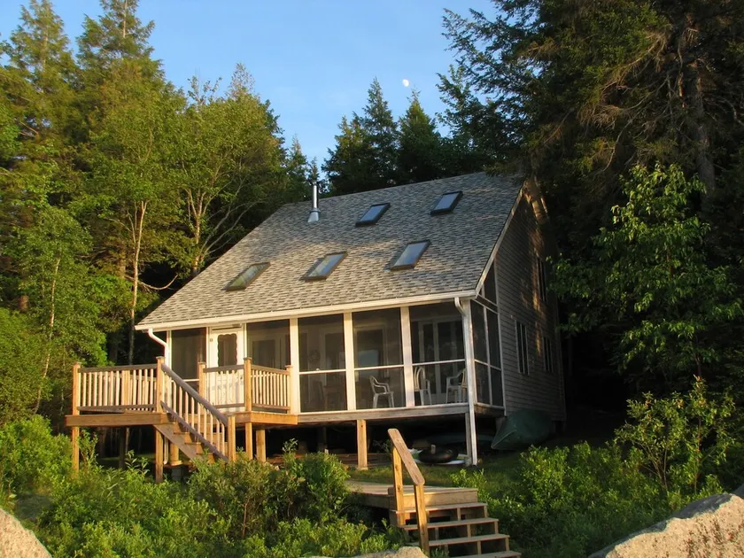 Wunderschönes Ferienhaus am Seeufer am Spring River Lake in Maine - Image 1